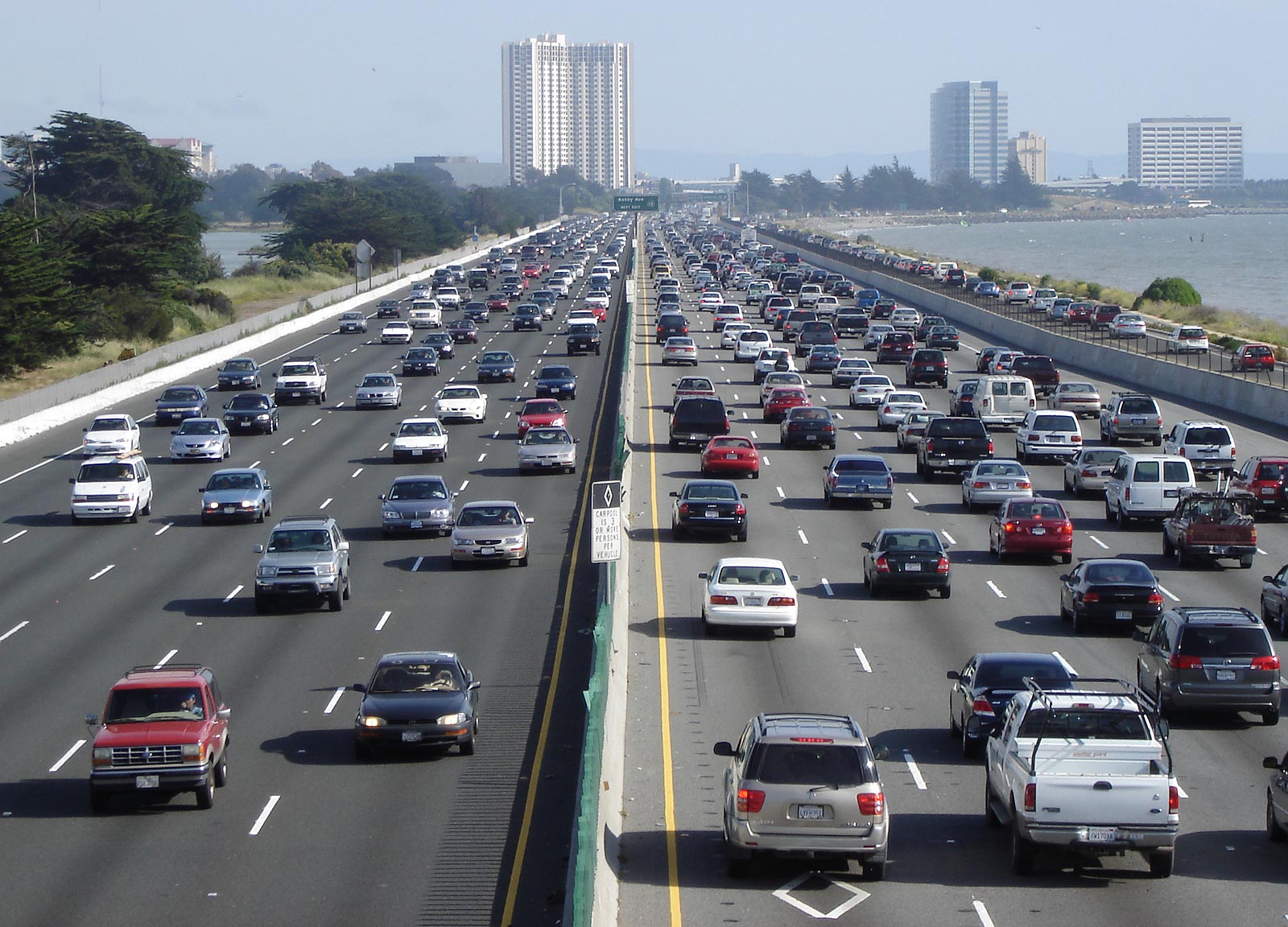 Rodovia I-80 na California congestionada, com faixas lotadas de carros nos dois sentidos